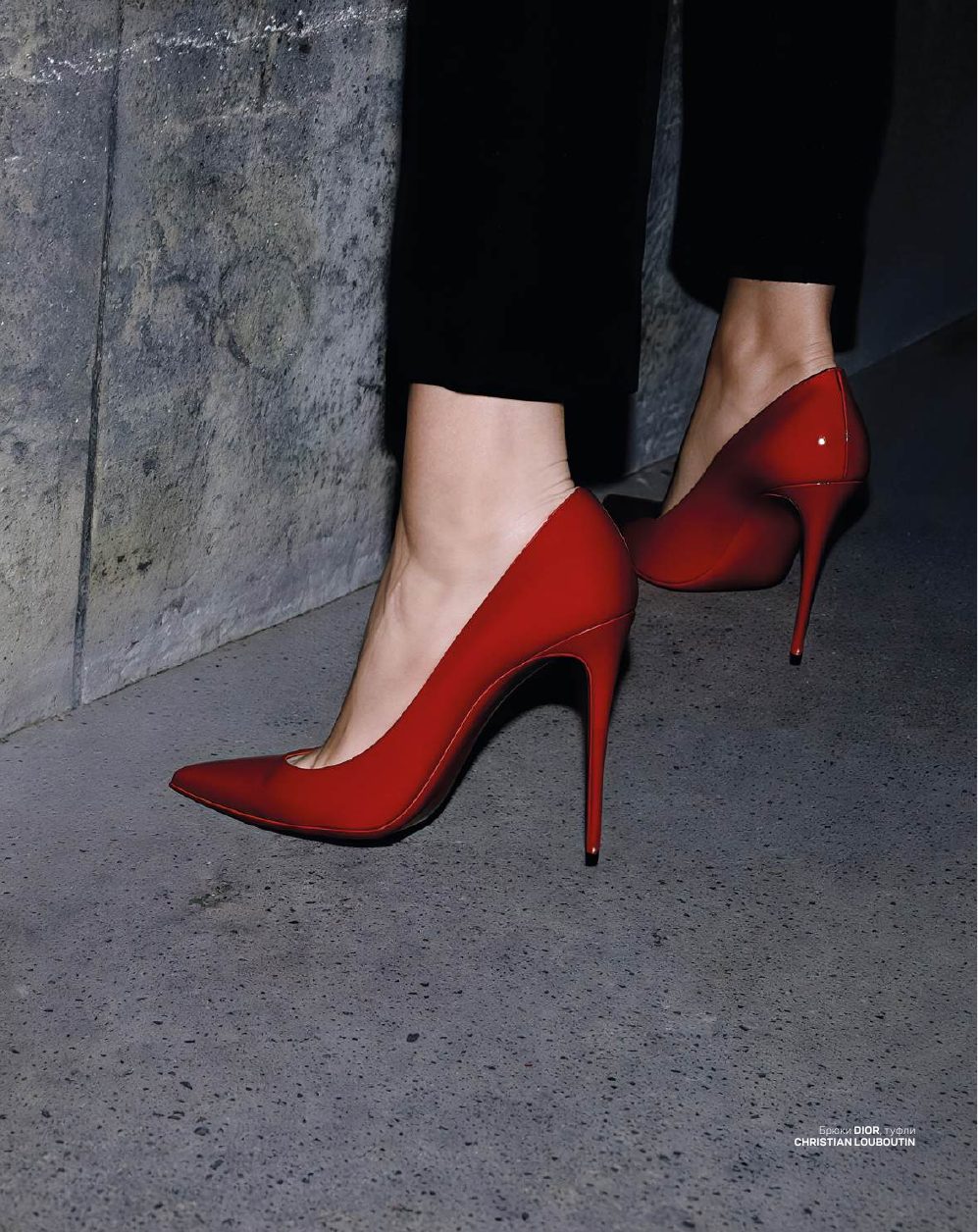 Модель в красном платье Valentino